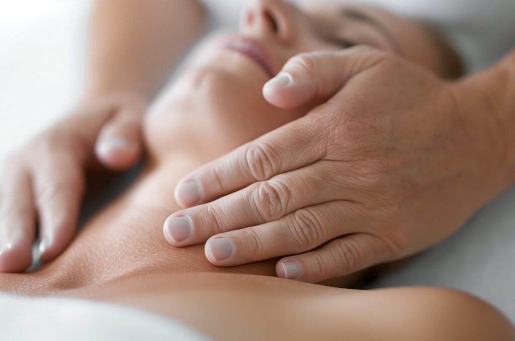 Entspannende Nacken- und Schultermassage. Nahaufnahme von Händen, die eine Nacken- und Schultermassage durchführen, die Entspannung und den Abbau von Verspannungen in einer ruhigen Umgebung hervorhebt.