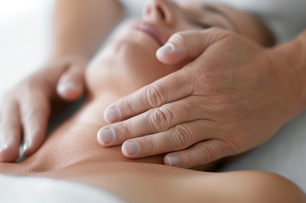 Entspannende Nacken- und Schultermassage. Nahaufnahme von Händen, die eine Nacken- und Schultermassage durchführen, die Entspannung und den Abbau von Verspannungen in einer ruhigen Umgebung hervorhebt.