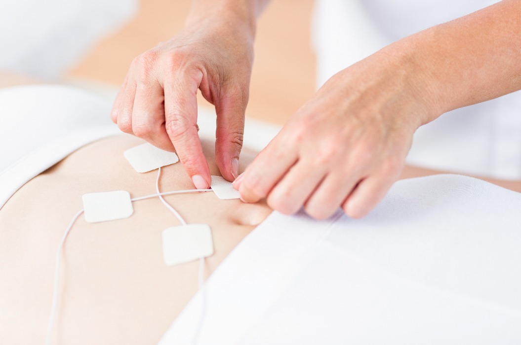 Frau bei Elektrotherapie