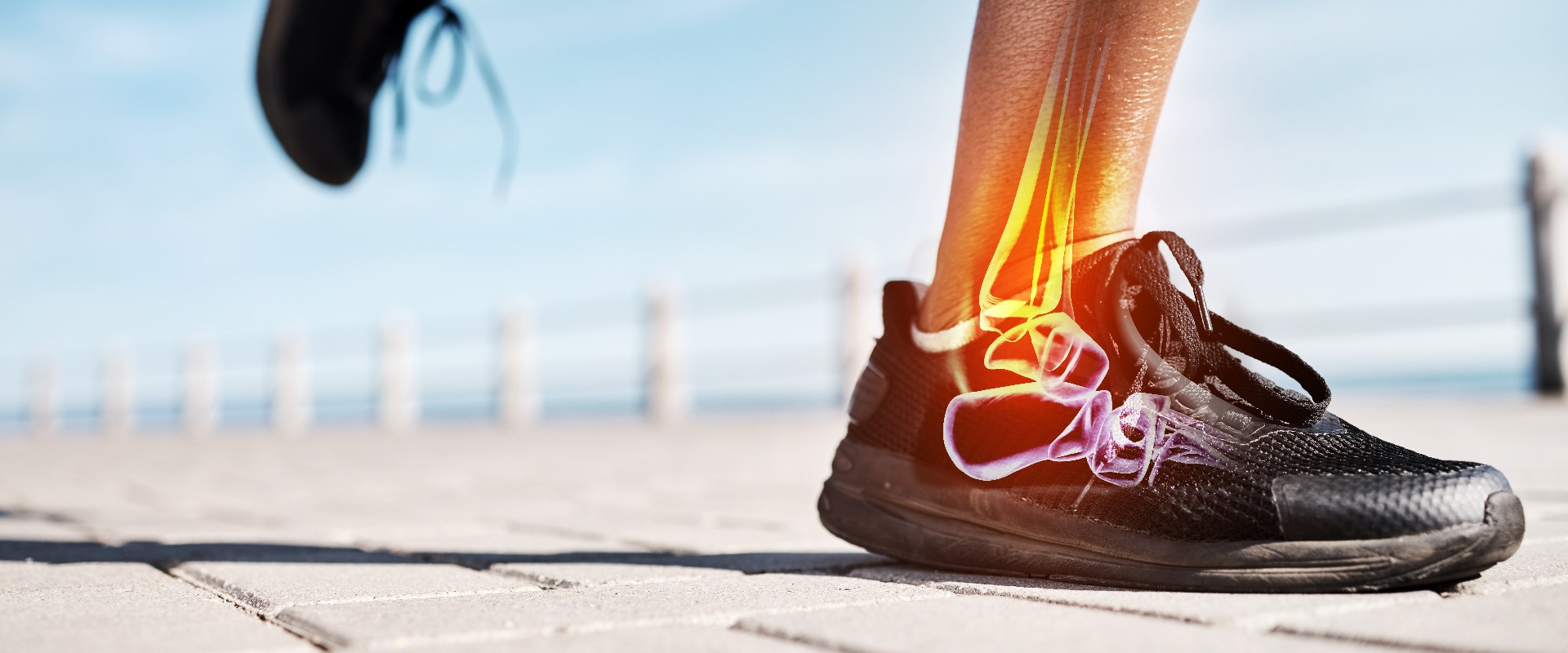 Laufschuhe, Beine oder Skelettknochen glühen im Training, Training oder Übung mit Anatomie Schmerzen, Körper Stress oder Gelenk Burnout. Zoom, Läuferin oder Sportlerin mit Knöchelverletzung und 3d futuristisch abstrakt