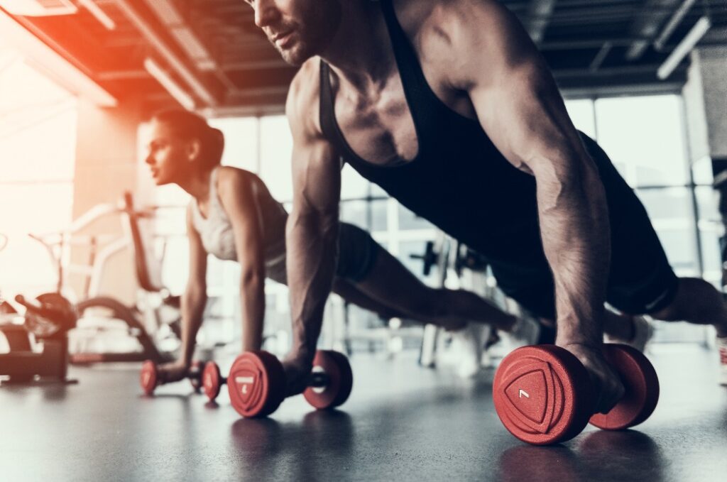 5594541 Junger Mann und Frau trainieren im Fitnessclub.