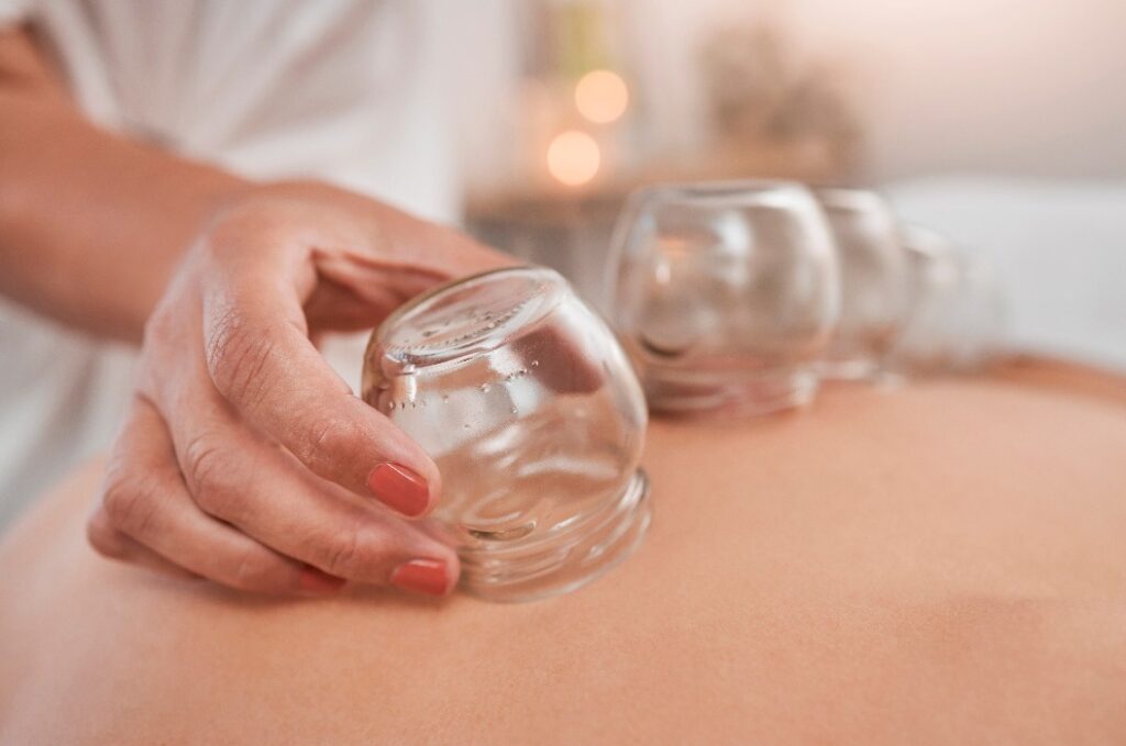 Entspannung, Gesundheit und Schröpftherapie mit einer Frau im Spa für alternative Medizin, Gesundheit und Heilung. Ruhe, Hautpflege oder Luxus mit einem Patienten und den Händen eines Massagetherapeuten für Schönheit, Zen oder Ganzheitlichkeit